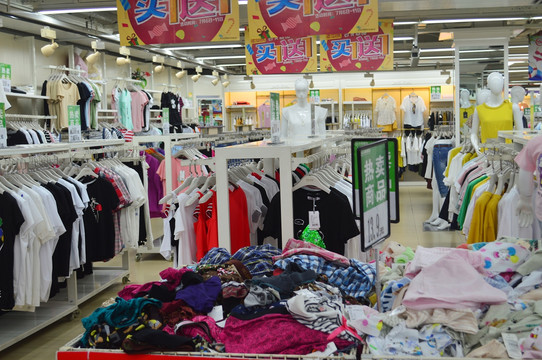 针织品与纺织品在服装店中的销售策略与插图应用